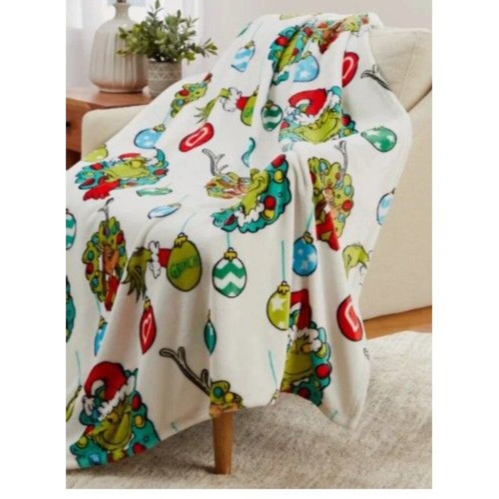 NWT The Grinch Oversized Silky Soft Plush Throw 50x70 Christmas Holiday Blanket - Picture 2 of 6